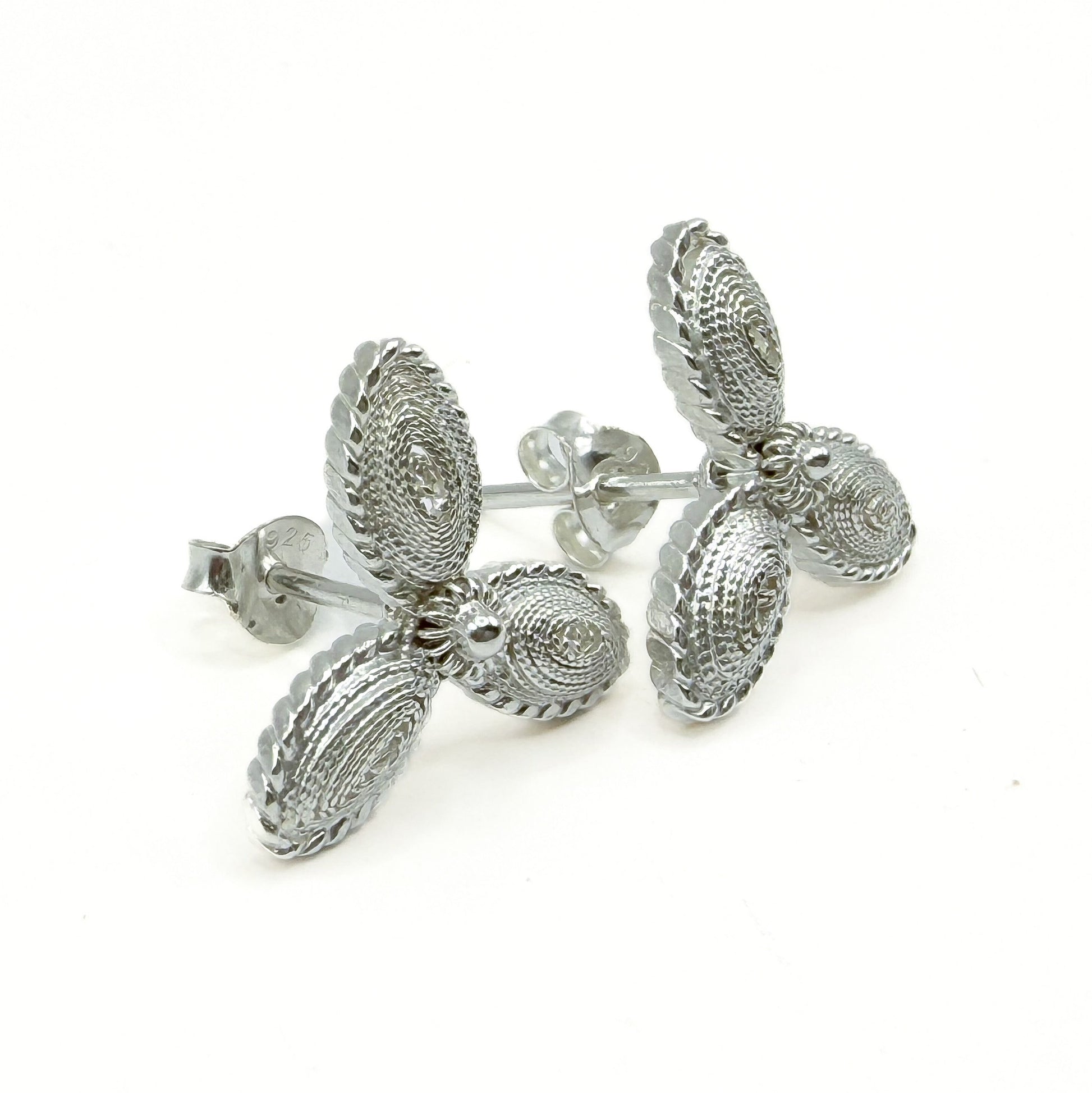 Aretes de tres hojas