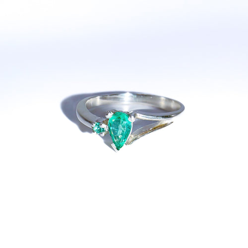 Anillo Lágrima de Esmeralda