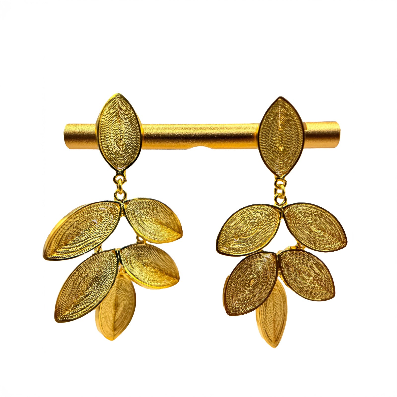 Aretes de hojas doradas