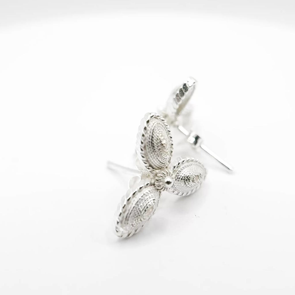 Aretes de tres hojas