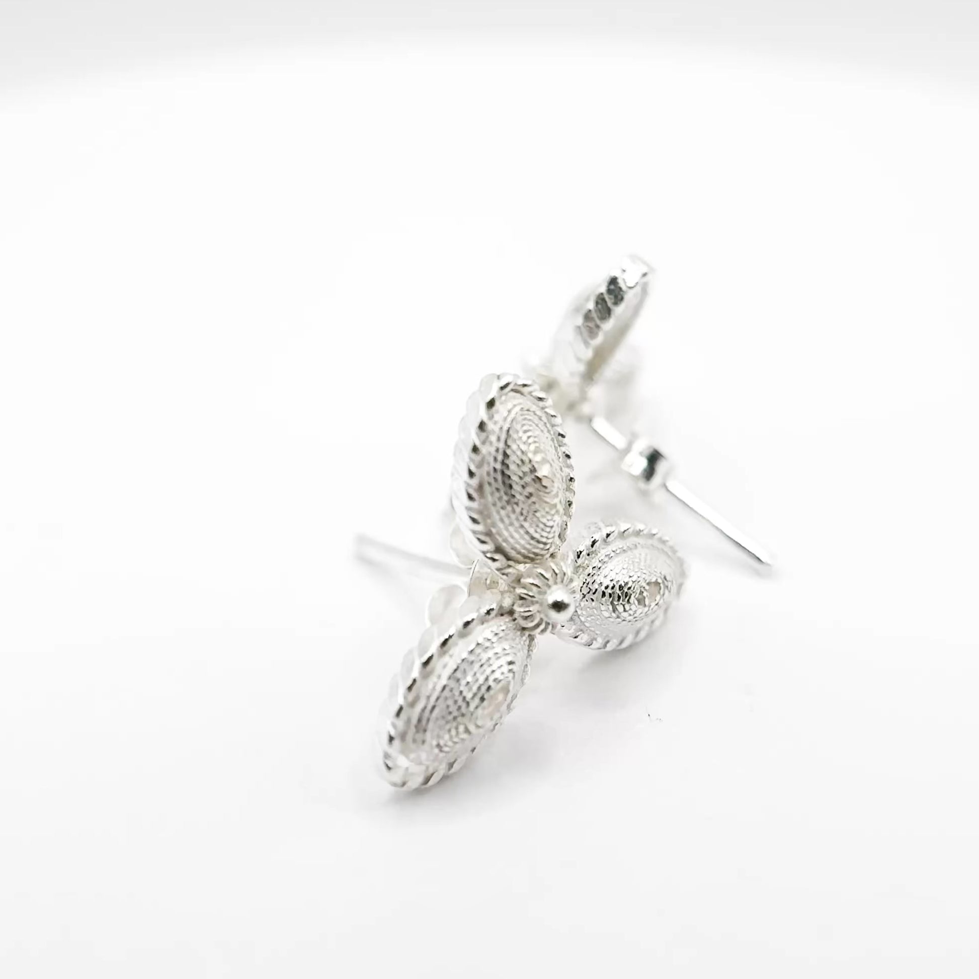 Aretes de tres hojas